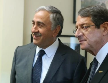 Κύπρος: Ο Αναστασιάδης «παρακαλάει» τον Ακιντζί να συναντηθούν